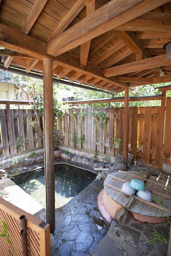 露天風呂は石風呂と釜風呂を楽しめます。